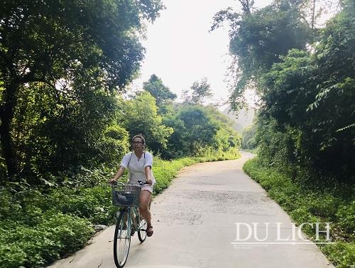 Trải nghiệm đạp xe khám phá cảnh quan thanh bình quanh làng